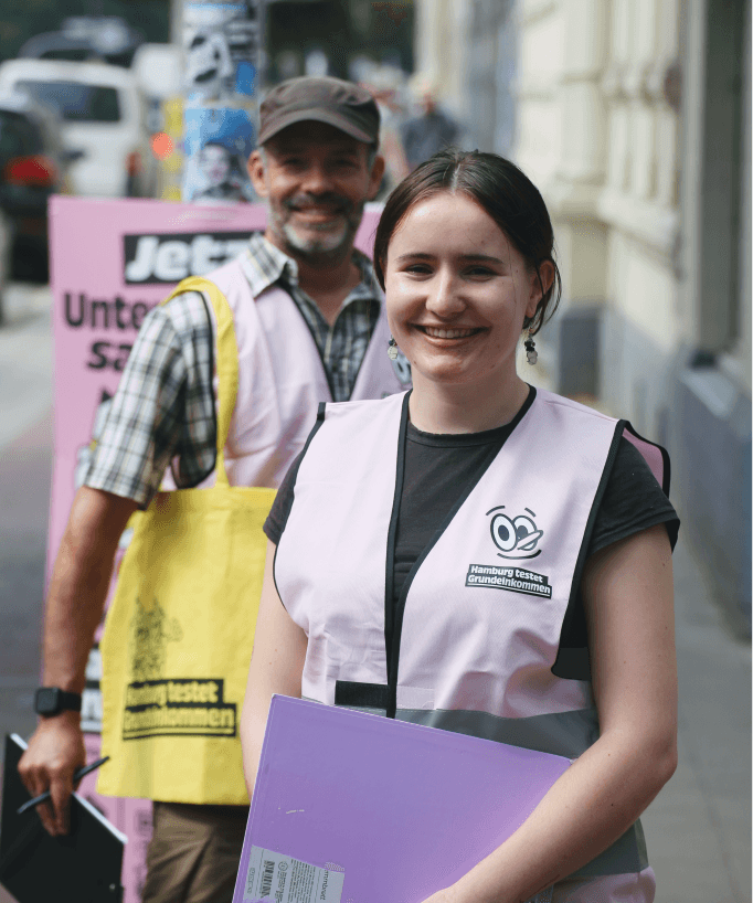 Zwei Sammler:innen der Kampagne "Hamburg testet Grundeinkommen"