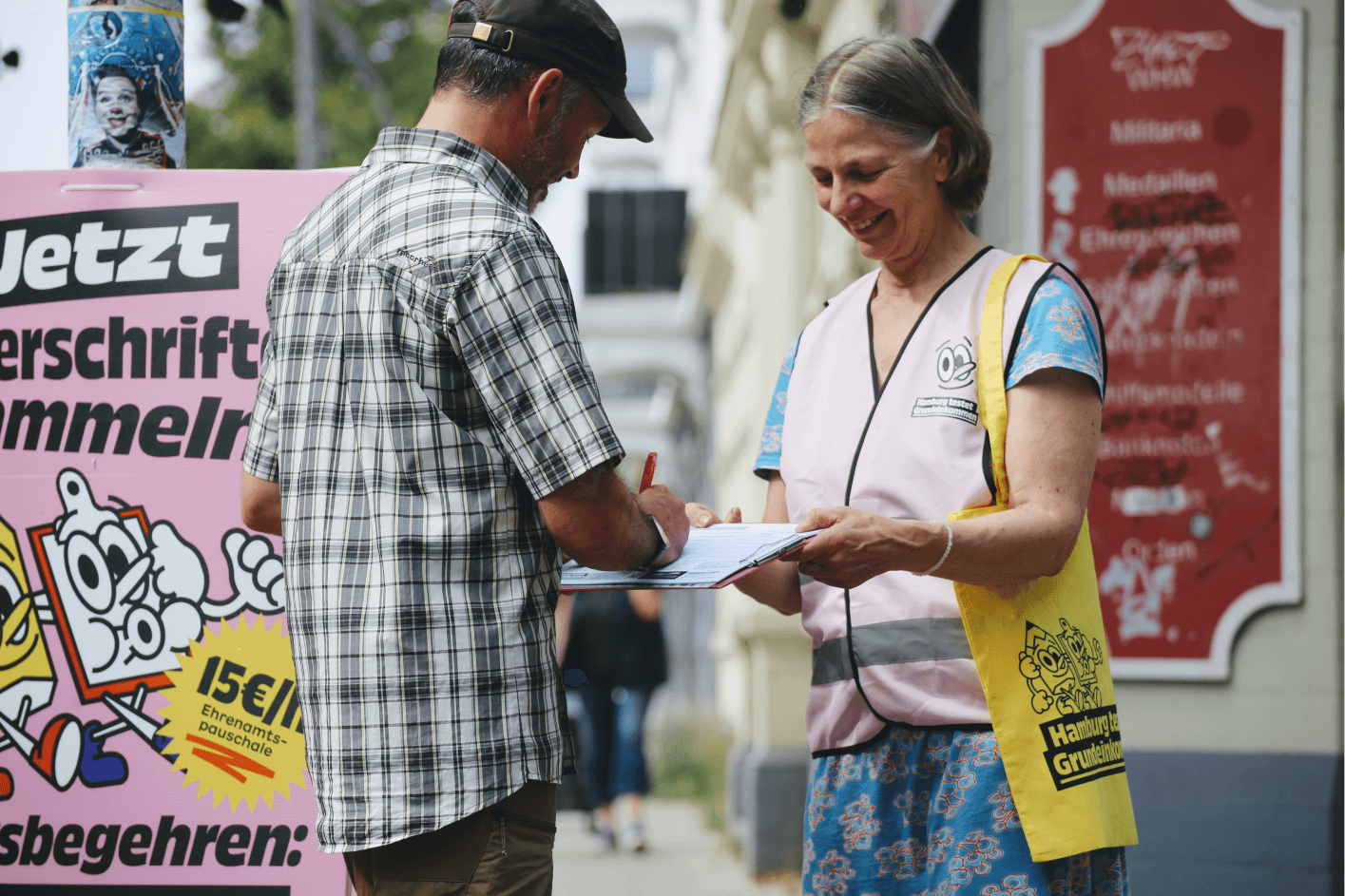 Mensch unterschreibt auf Liste